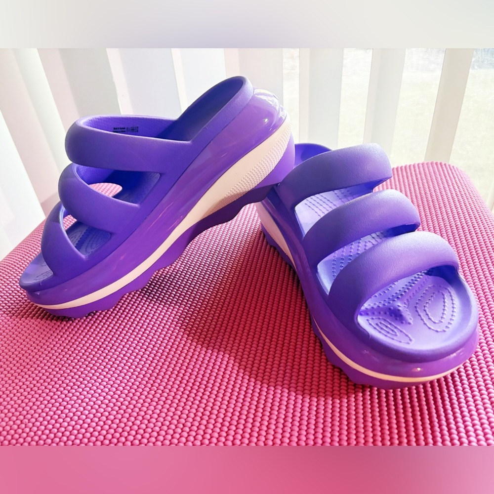 CROCS women’s Vibrant Purple Sole triple stripe croslite Sandals 7 wedges